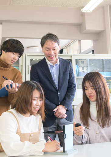 心理学の「研究法」と聞いてもピンとこないかもしれません（同時期に「心理学」自体をじっくり楽しめる「心理学概論」も開講されています）。この科目ではデータを適切に収集し分析するための基礎力を養います。この力は、心理学や社会福祉学だけでなく、他の社会科学の分野やさまざまなビジネスの場でも重要です。そのため、この知識はある意味「一生もの」と言えるかもしれません。